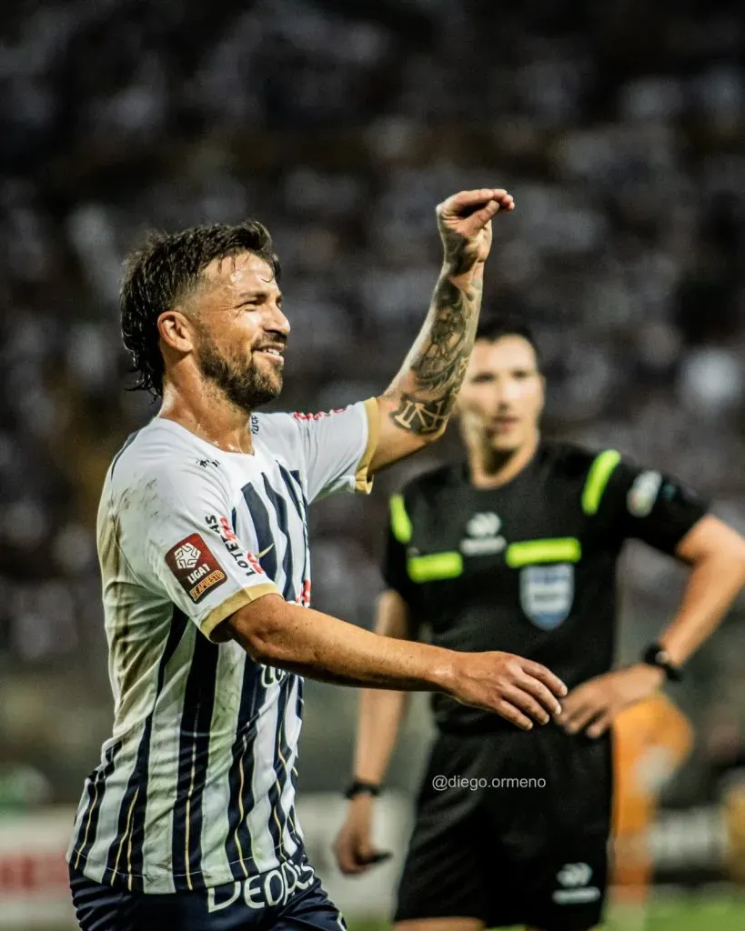 Gabriel Costa contra el hincha de Alianza Lima. (Foto: Diego Ormeño).