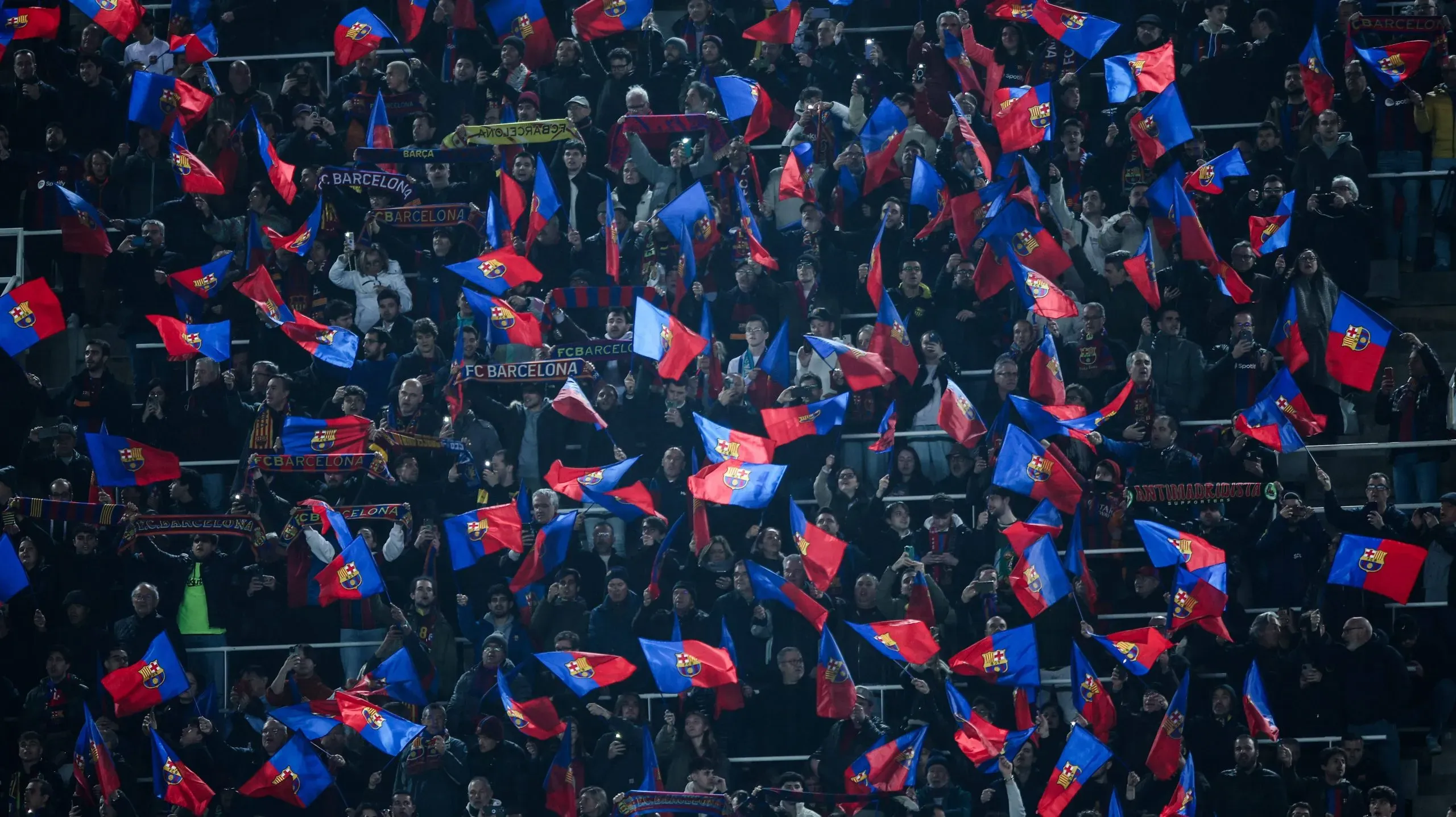 La celebración del público del Barcelona en el triunfo sobe Napoli.