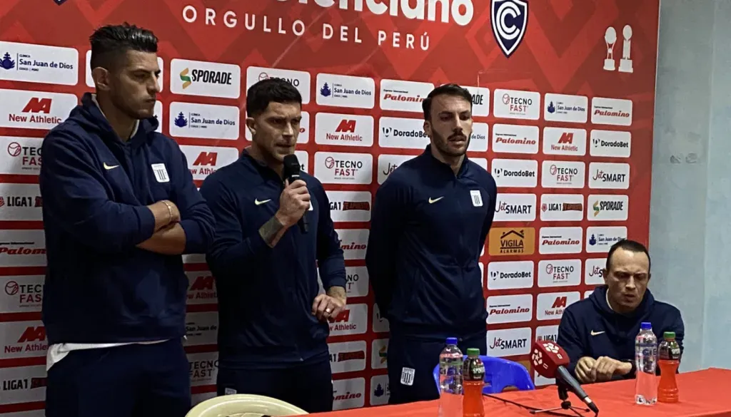 Alianza Lima: Carlos Zambrano, Adrián Arregui, y Sebastián Rodríguez con Alejandro Restrepo. (Foto: Fernanda Huapaya).