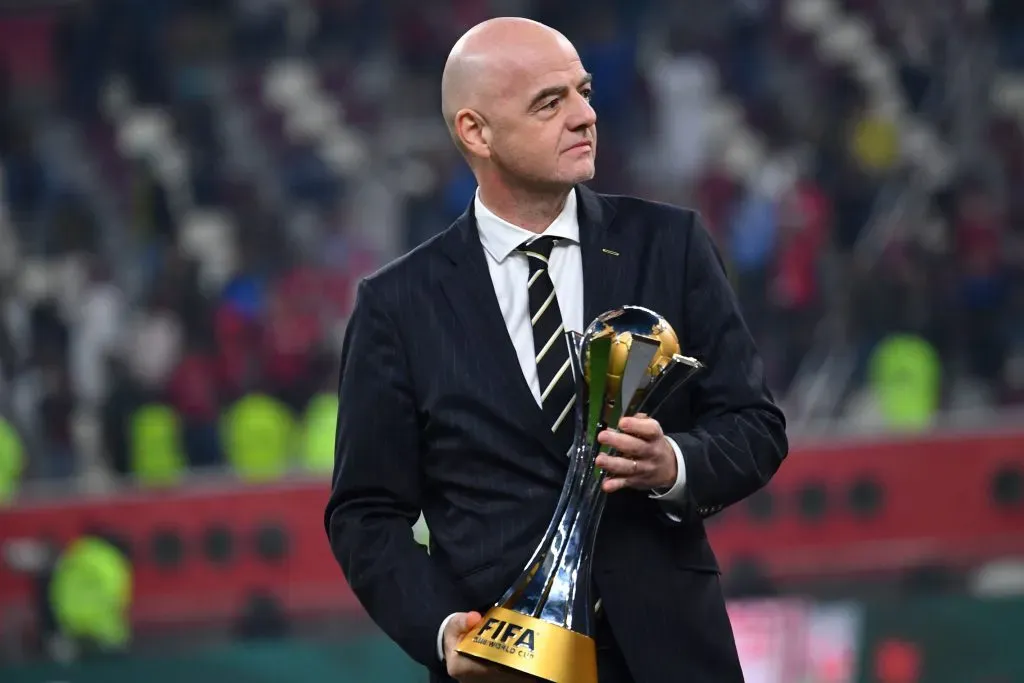 Gianni Infantino con el trofeo de la Copa Mundial de Clubes.