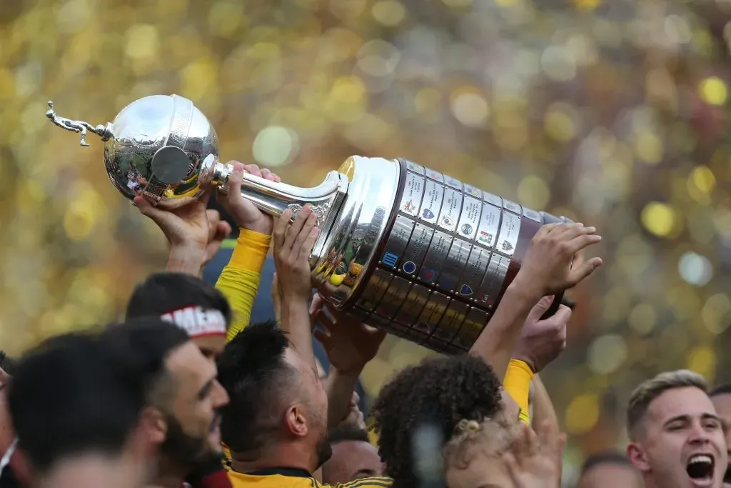 Trofeo de Copa Libertadores elevado por un campeón. (Foto: IMAGO).