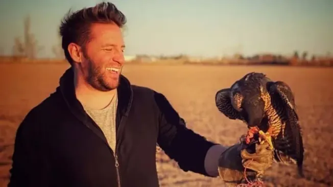 Morales Neumann es adiestrador de halcones. (Foto: Infobae)