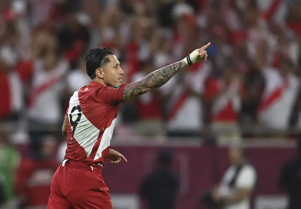Gianluca Lapadula anotando gol con la Selección Peruana. (Foto: IMAGO).
