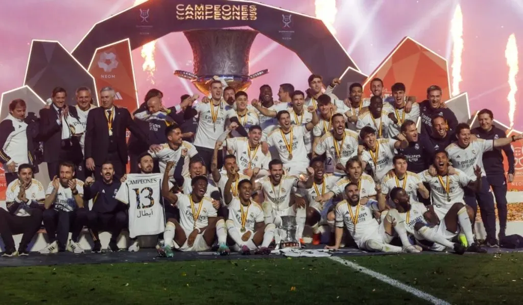 Carlo Ancelotti y sus jugadores festejan la Supercopa de España: IMAGO