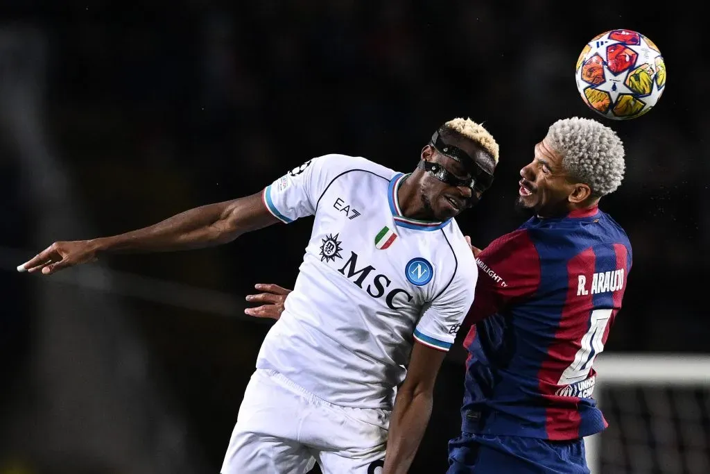 Ronald Araújo en el duelo con Victor Osimhen en los Octavos de Final de vuelta de la Champions League.