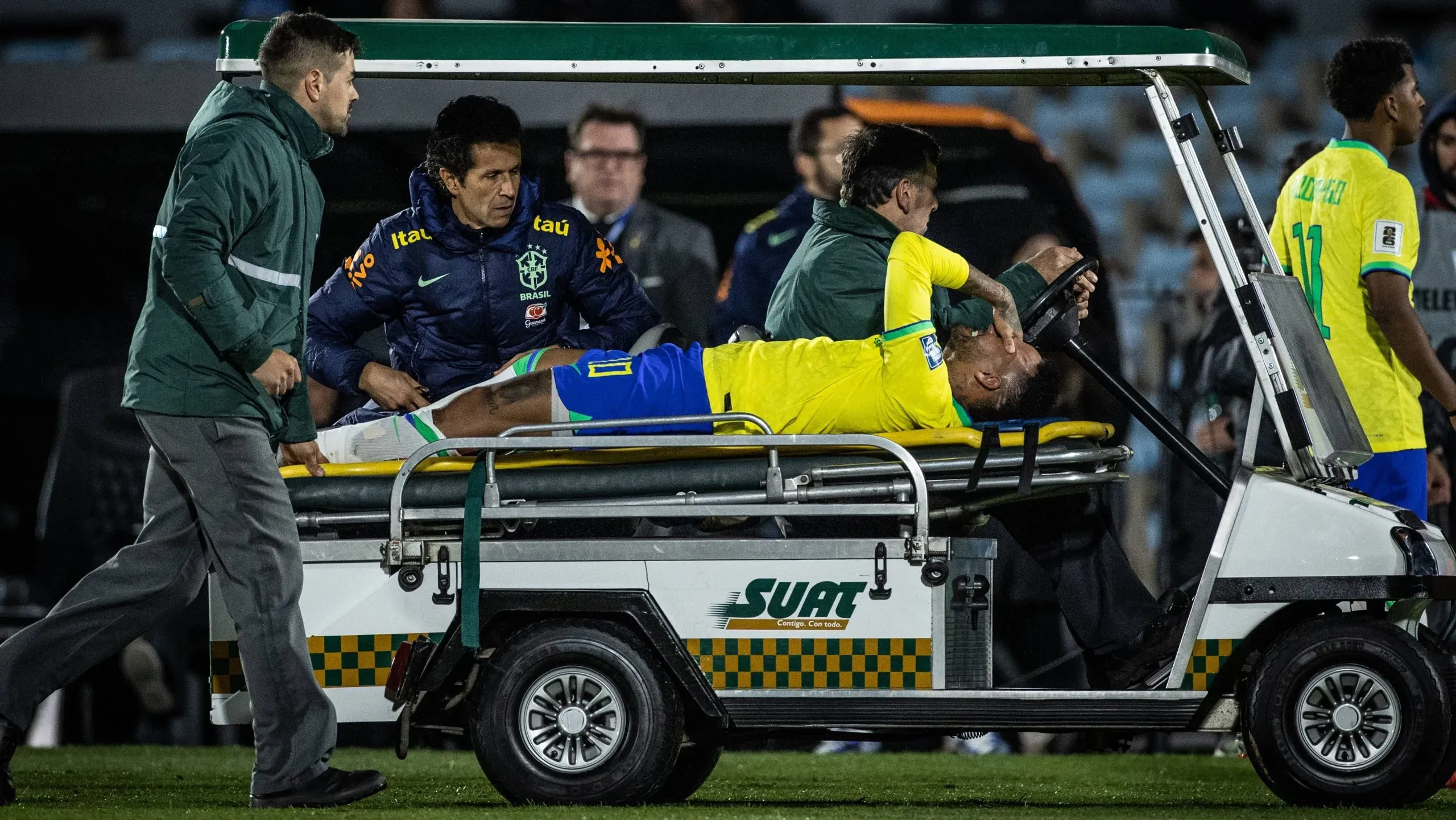 Neymar se retiró en camilla del Estadio Centenario por la rotura de ligamentos y del menisco de su rodilla izquierda.