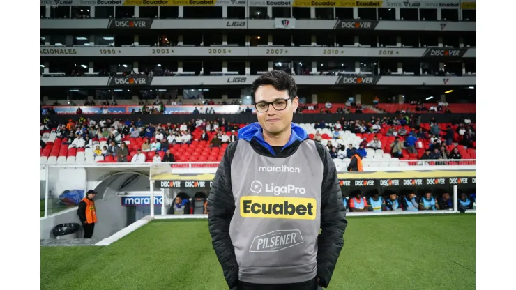 Armas está dirigiendo su primer partido oficial en el estadio Rodrigo Paz Delgado