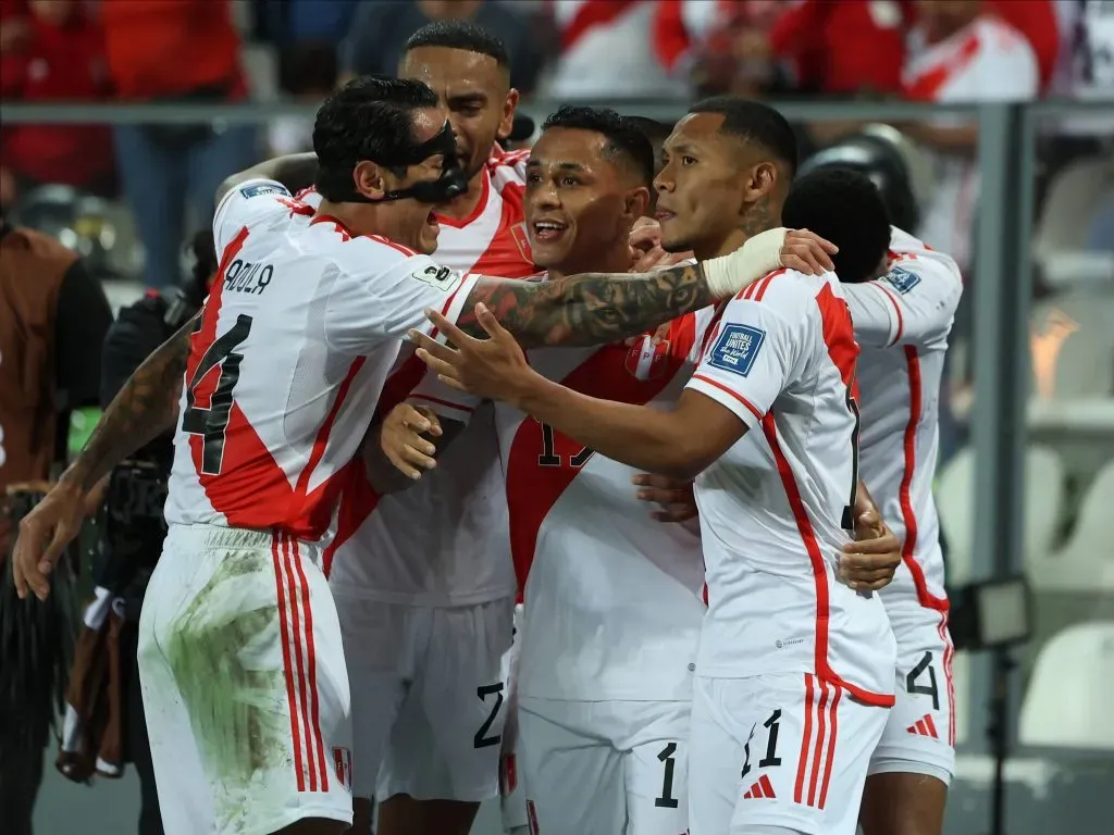 Bryan Reyna jugando con la Selección Peruana. (Foto: Getty).