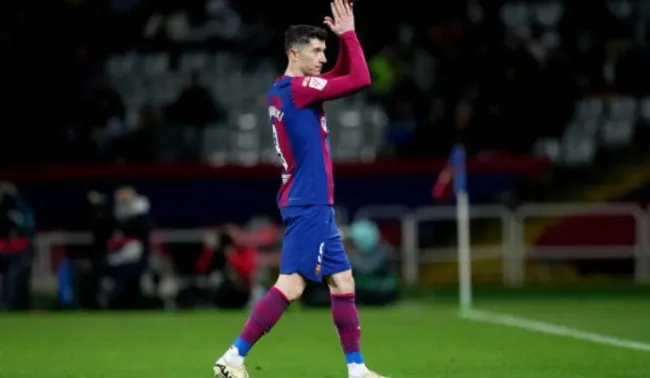 Momento del cambio y amarilla a Lewandowski: IMAGO