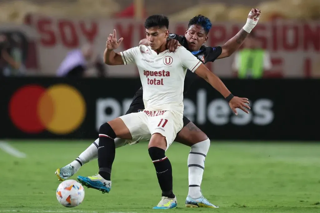 José Rivera contra futbolista de LDU Quito. (Foto: IMAGO).