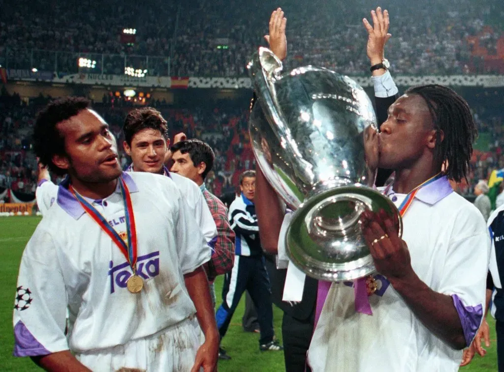 Seedorf besando la Orejona ante la mirada de Christian Karembeu, luego de ganarle la final del 97 a la Juventus. (Foto: Imago).