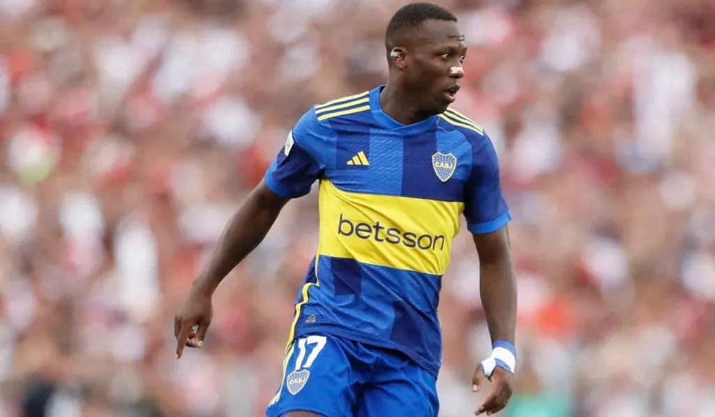 Luis Advíncula en uno de sus últimos choques con Boca: IMAGO