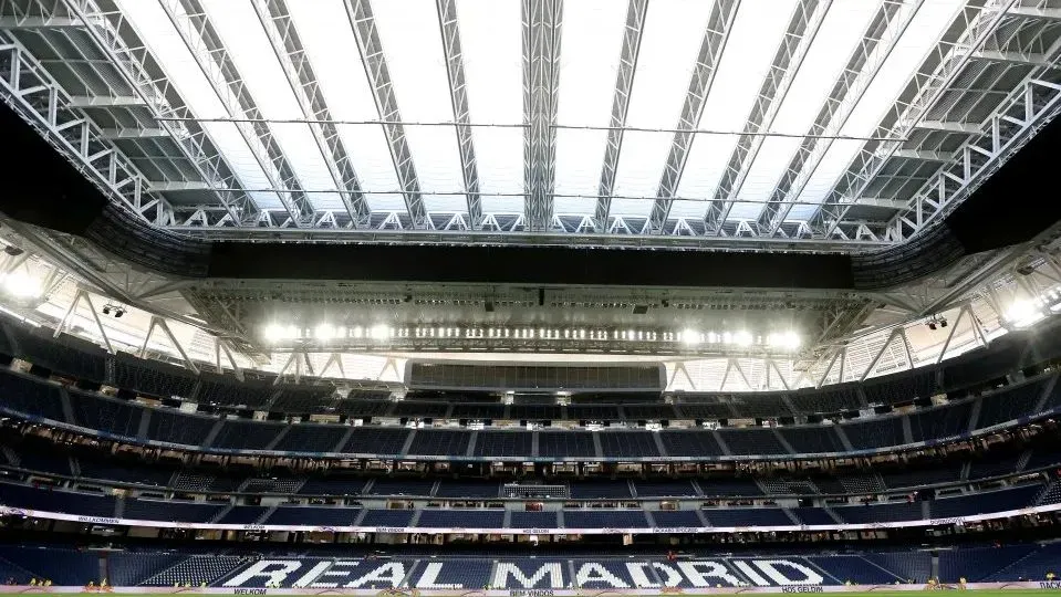El Santiago Bernabéu con el techo cerrado. Getty Images.