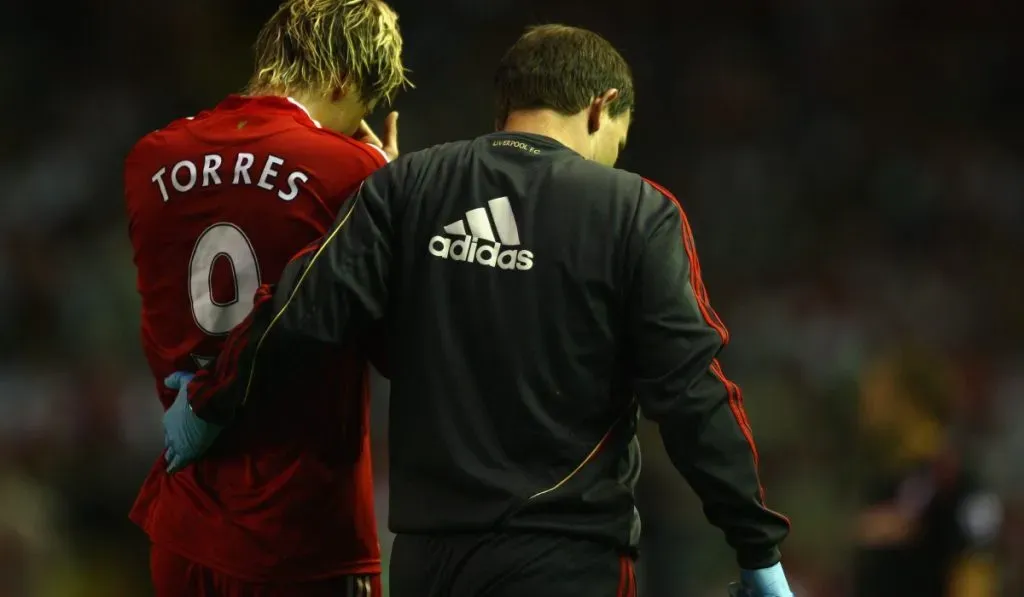 Fernando Torres deja el terreno de juego de Anfield tras sufrir un golpe en la cabeza: IMAGO