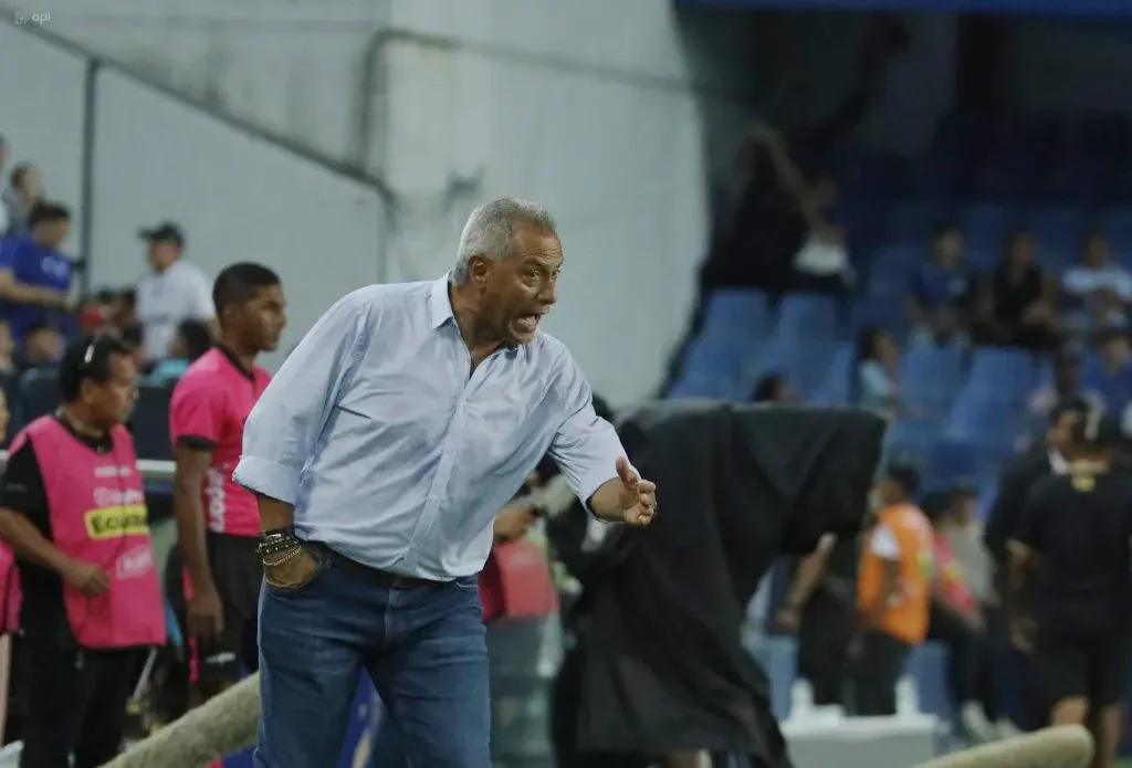 Varios hinchas de Emelec discuten el proceso de Hernán Torres en Emelec. (Foto: Imago)