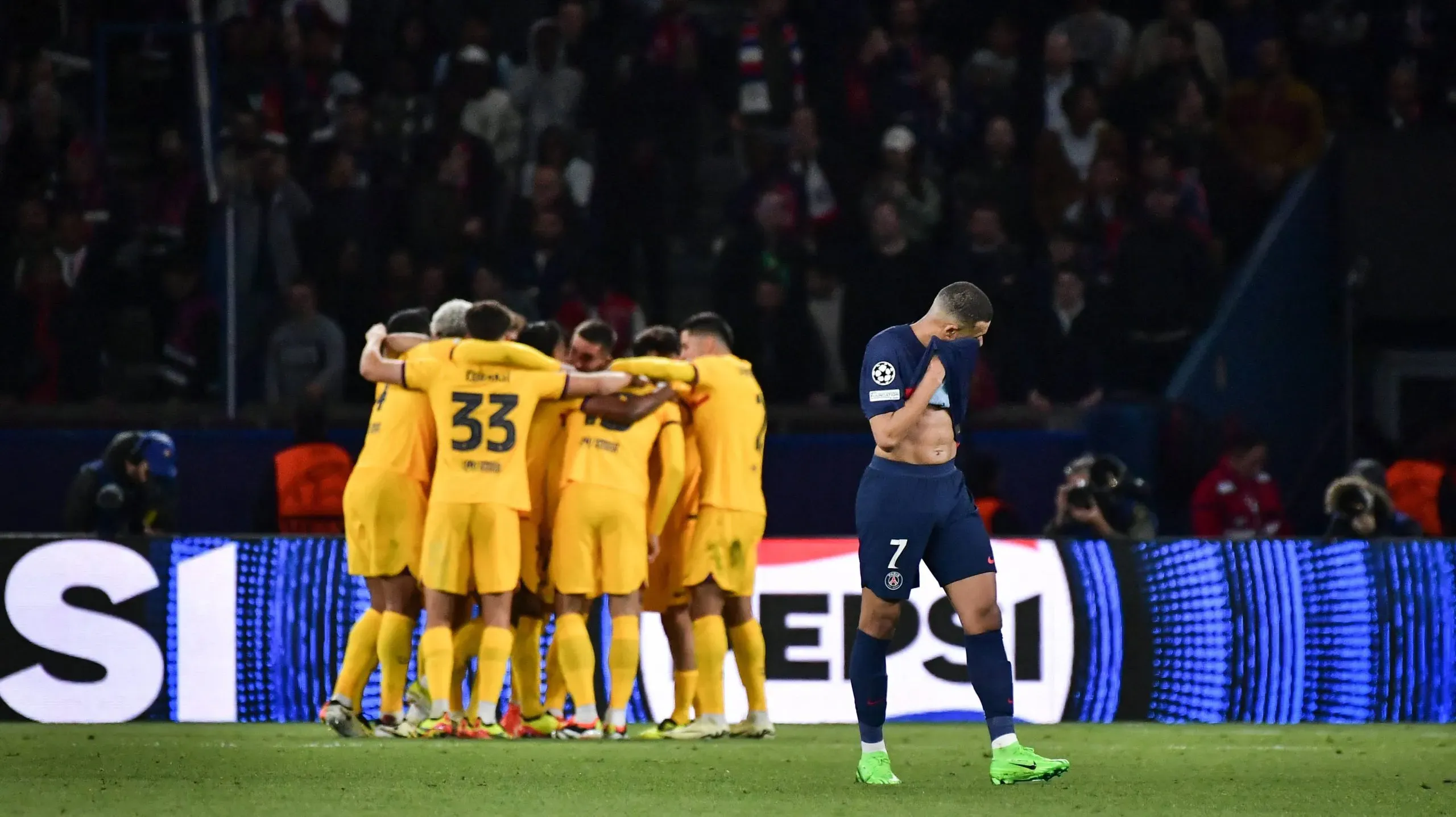 Kylian Mbappé en una noche para el olvido vs. Barcelona.