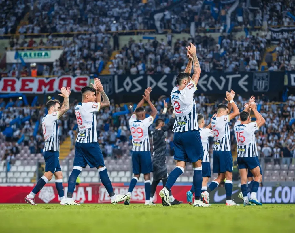Jugadores de Alianza Lima saludando al hincha. (Foto: Alianza Lima).