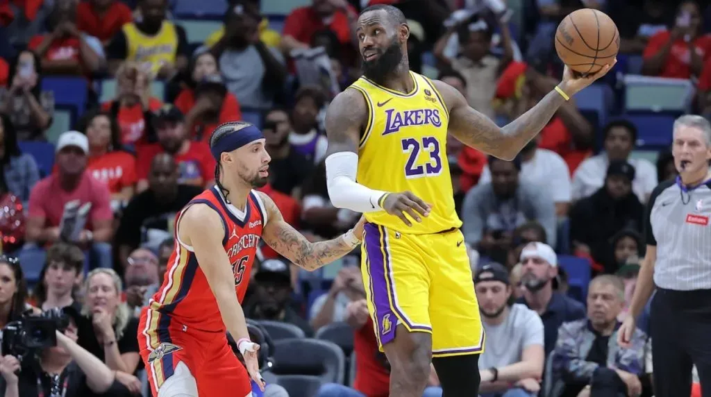 José Alvarado y LeBron James en Pelicans vs. Lakers. (Foto: Getty Images)