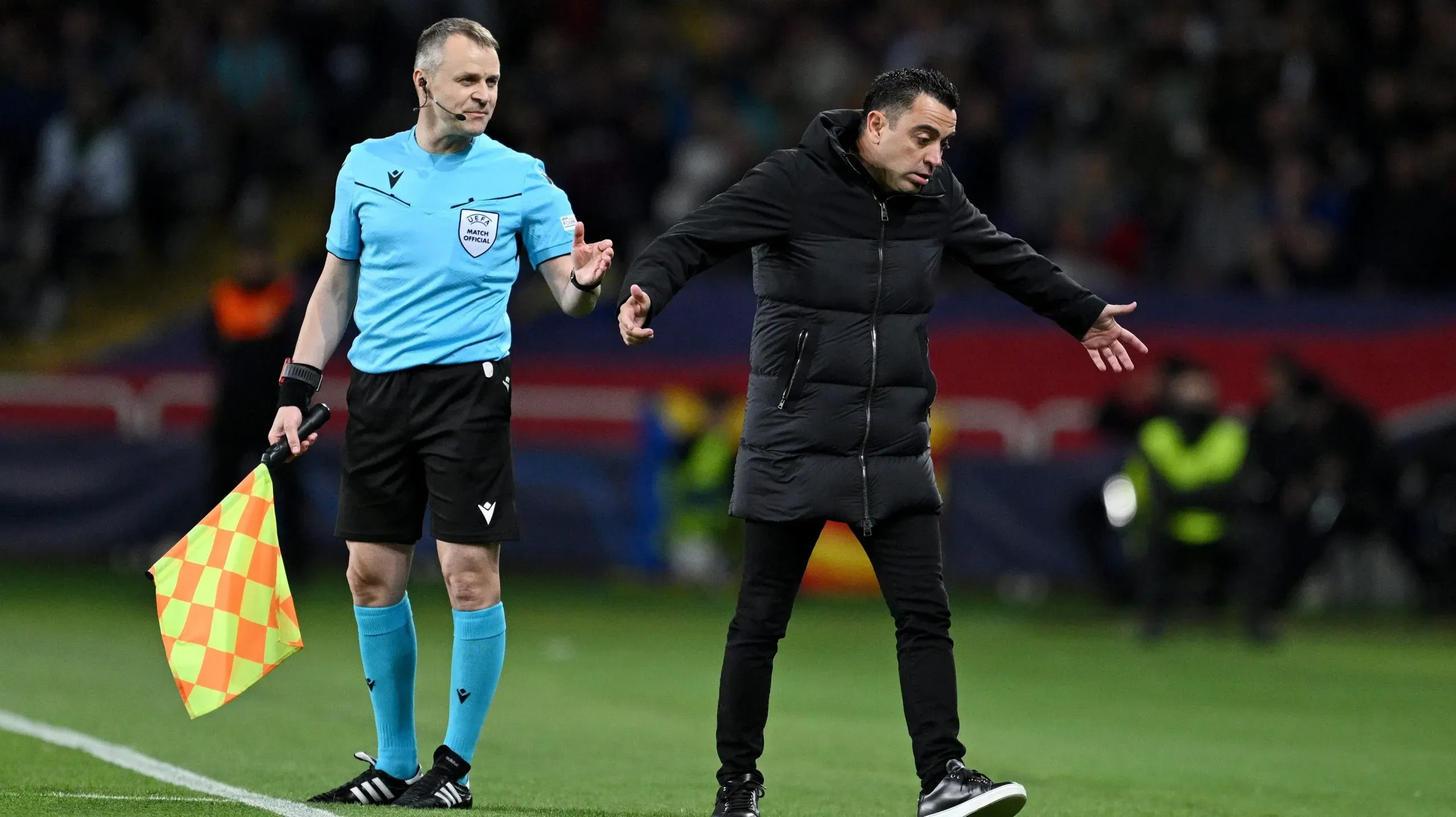 La indignación de Xavi por la expulsión de Ronald Araujo vs. PSG.