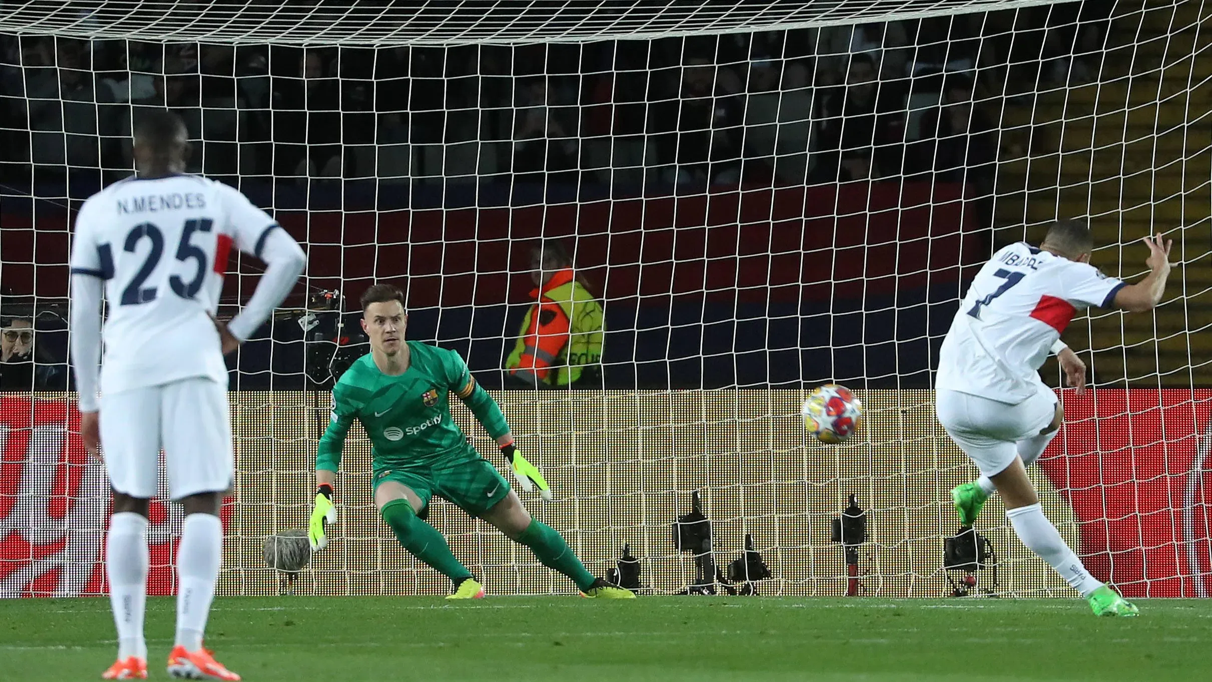 Kylian Mbappé en el momento que anotó el 3 a 1 para el PSG vs. Barcelona en Montjuic.