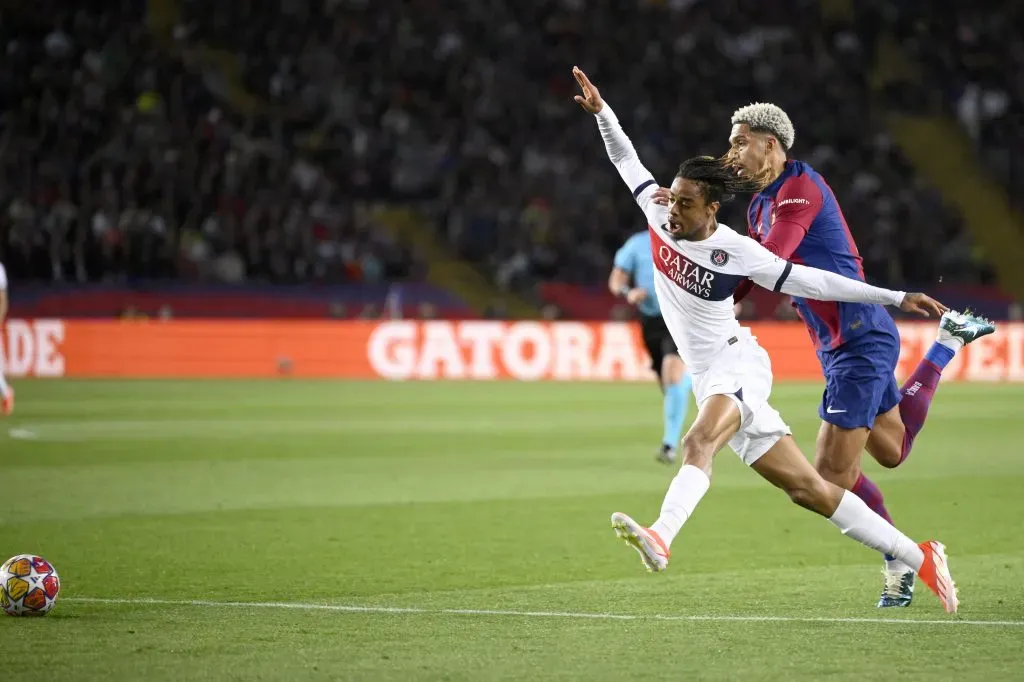 La jugada con Bradley Barcola por la que a Ronald Araujo lo expulsaron vs. PSG.