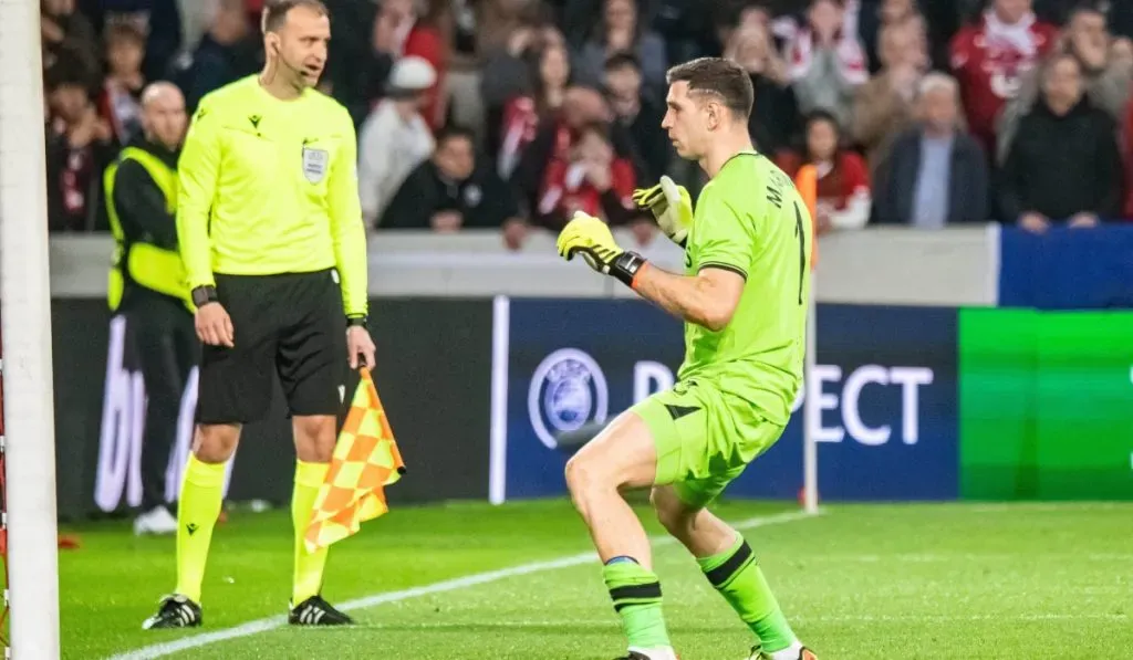 El festejo del Dibu Martínez ante Lille: IMAGO