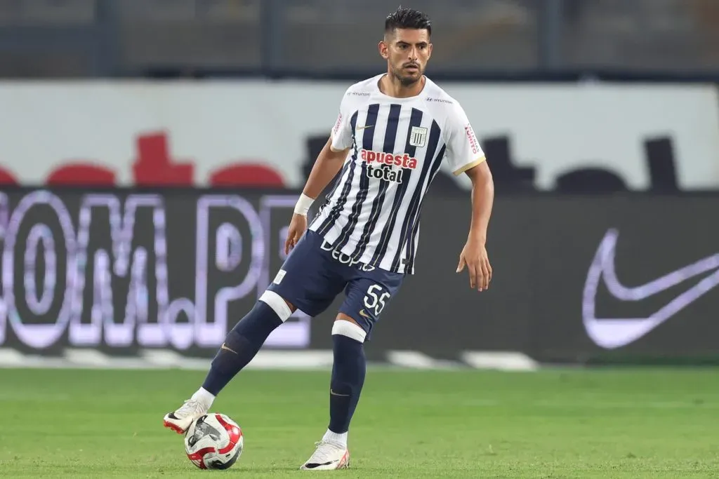 Carlos Zambrano jugando en la Liga 1. (Foto: IMAGO).