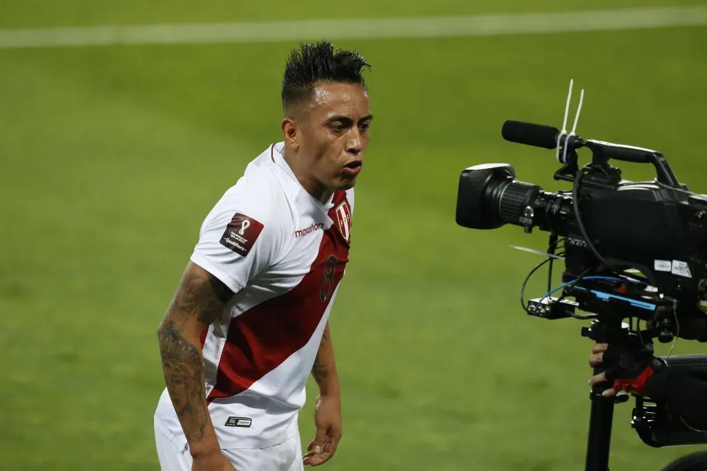 Christian Cueva anotando contra Chile. (Foto: IMAGO).
