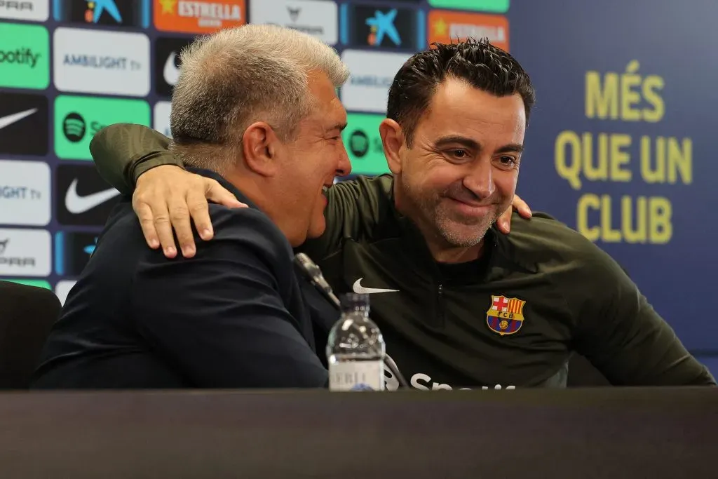 Joan Laporta y Xavi Hernández en la rueda de prensa que confirmó la continuidad del entrenador.