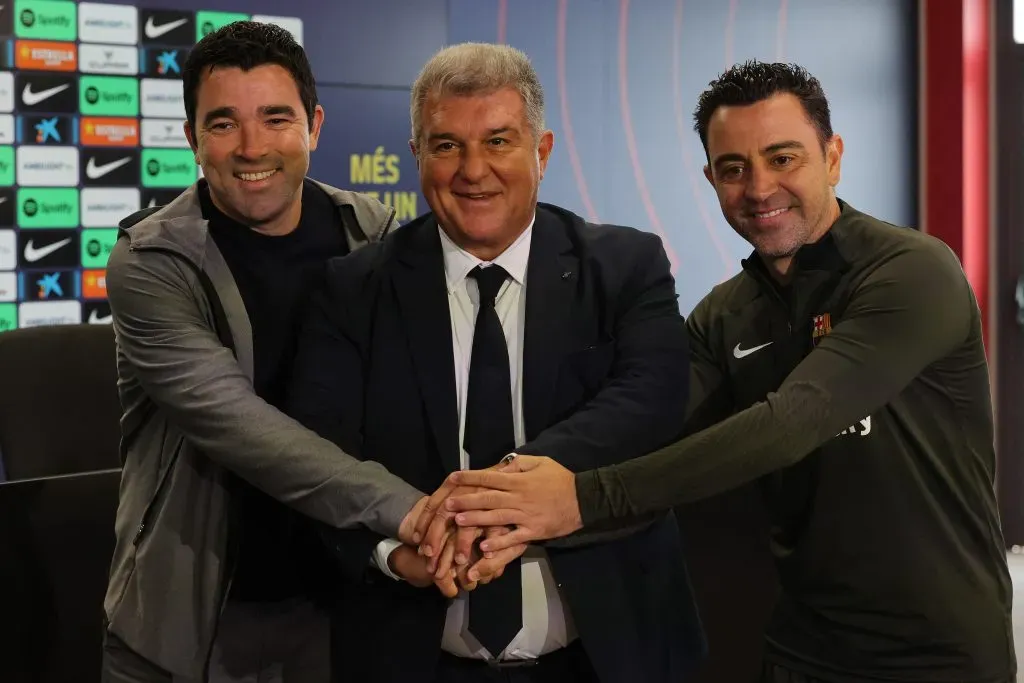 Deco, Joan Laporta y Xavi Hernández tras la conferencia de prensa de este jueves 25 de abril.