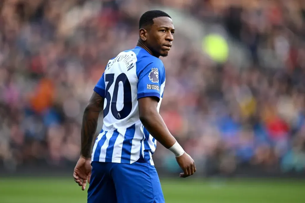 Pervis Estupiñán se marchó lesionado en el último partido del Brighton. (Foto: GettyImages)
