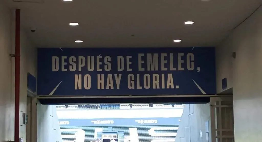 La frase que tiene Emelec en el túnel de ingreso de los jugadores. (Foto: @joacosaavedraq)