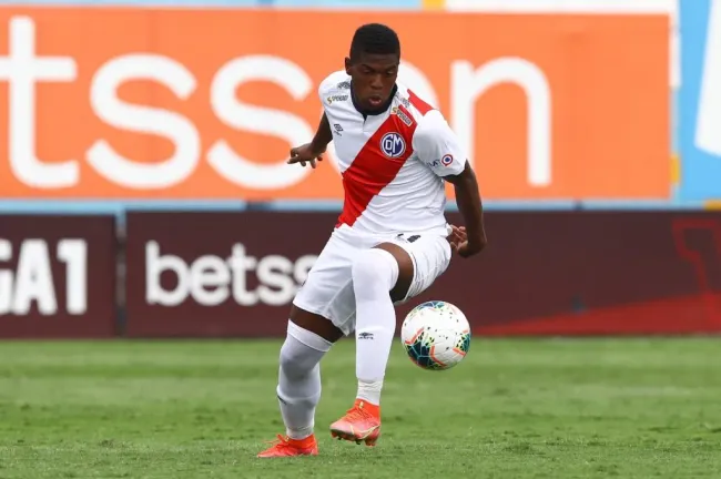 El hijo de Montaño jugando con Deportivo Municipal. (Foto: Twitter).