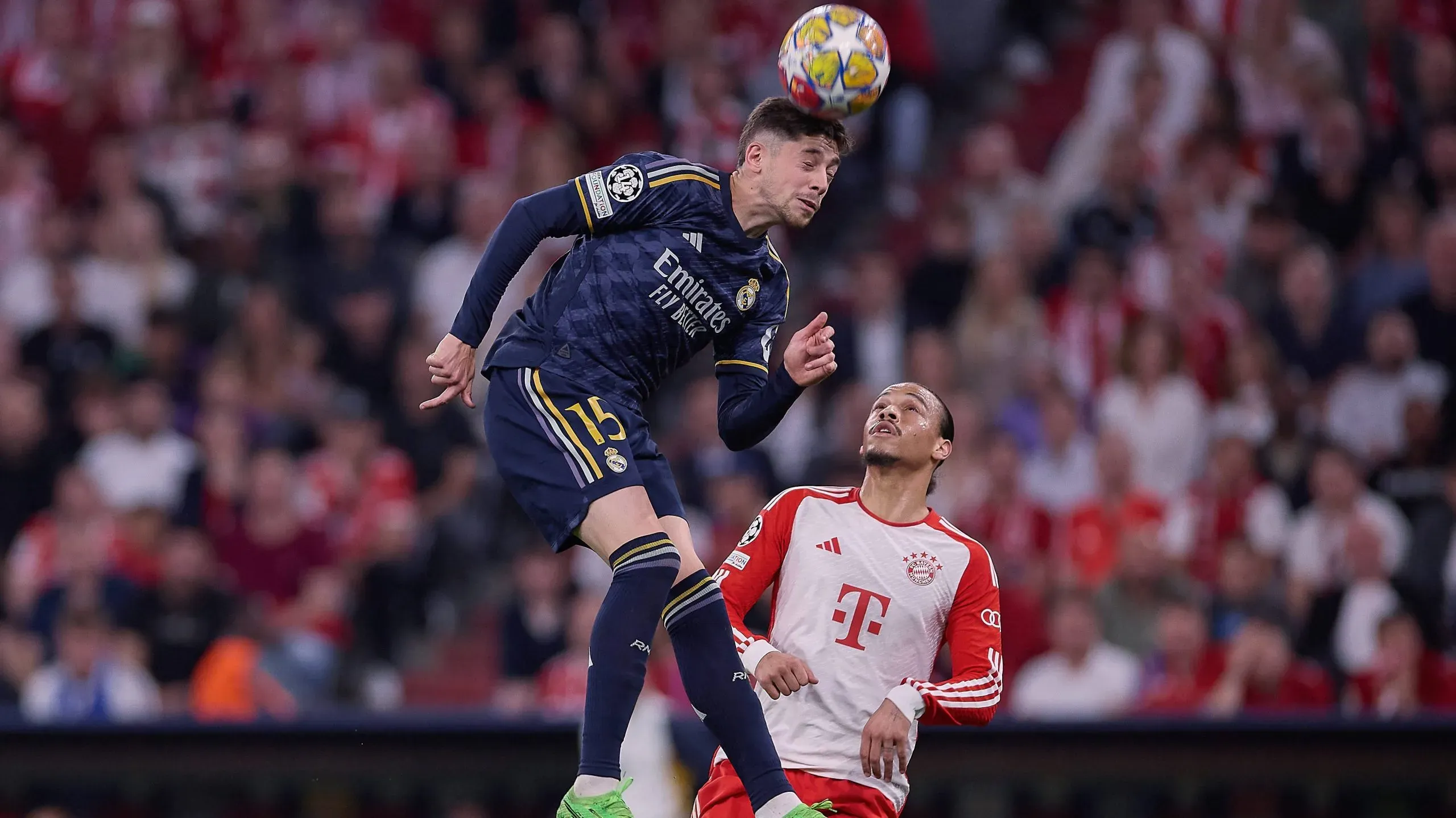 Federico Valverde en la disputa de la pelota con Leroy Sané.