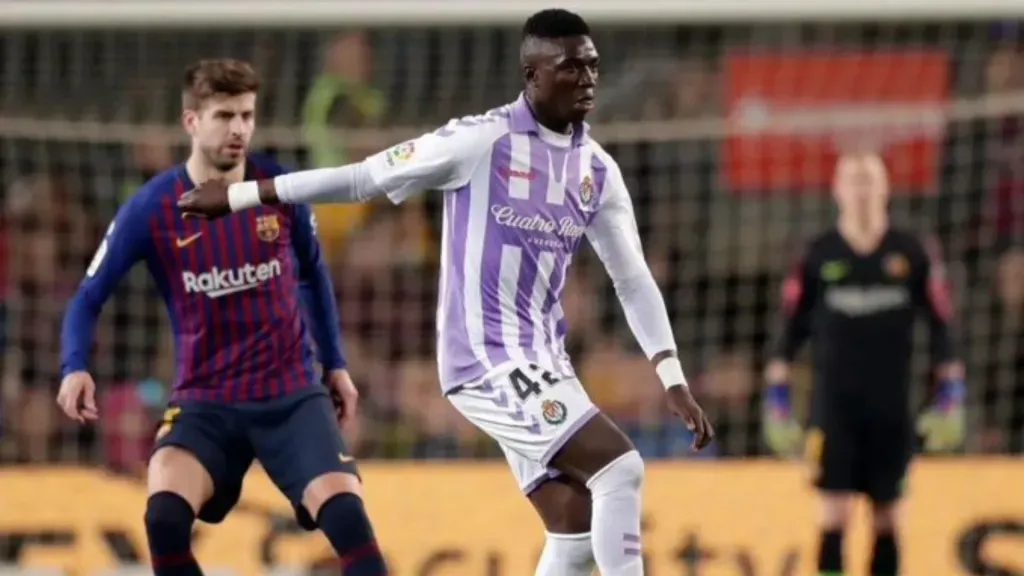 Hace pocas temporadas, Stiven Plaza enfrentaba al FC Barcelona en la liga de España. Foto: Getty.