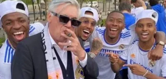 Carlo Ancelotti junto a Vinícius Júnior, Eder Militao, David Alaba y Rodrygo en la celebración de la Champions League 2021/2022.