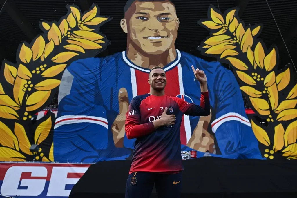 A la espalda de Kylian Mbappé el tifo con el que los Ultras del PSG lo homenajearon en su último partido en el Parque de los Príncipes.