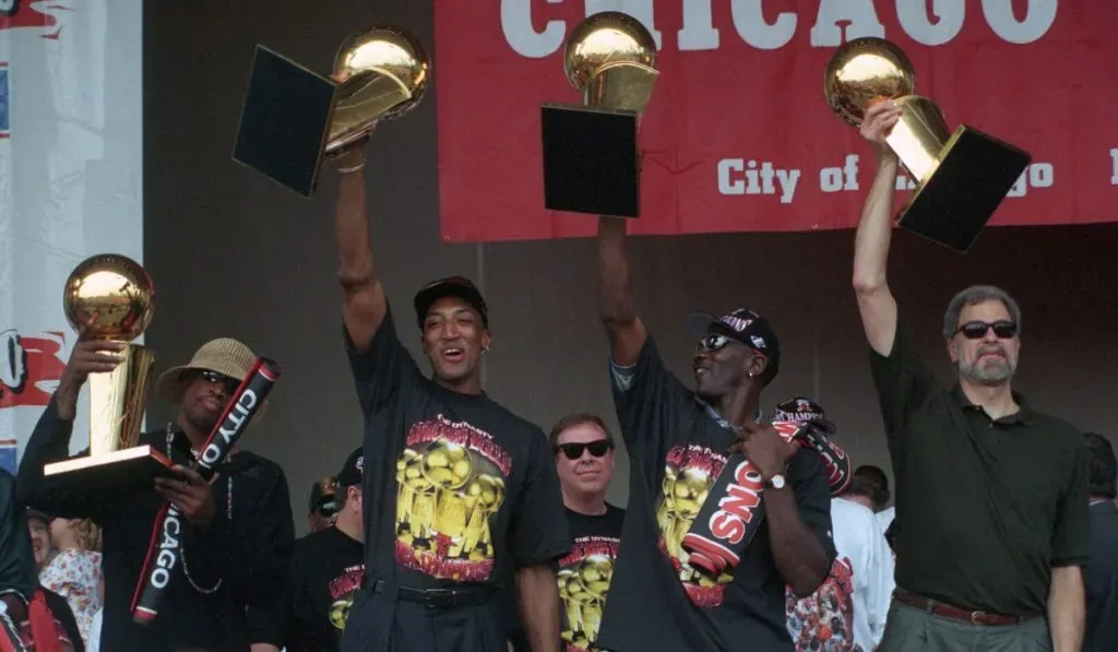 Michael Jordan y los Bulls festejando el quinto de sus seis anillos: IMAGO