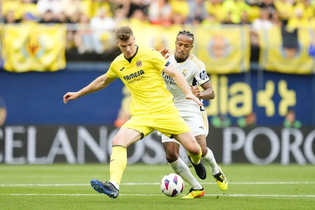 Éder Militao perdió el duelo con Alexander Sørloth.