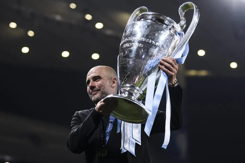 Guardiola con la Champions 2022/2023 que consiguió con el Manchester City. (Foto: Imago).