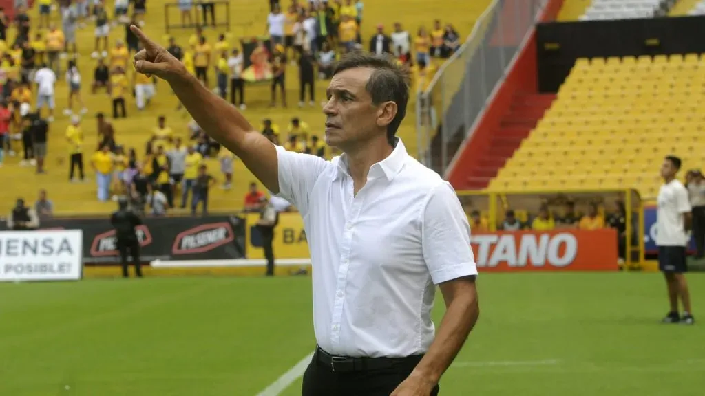 Fabián Bustos dirigiendo en el fútbol ecuatoriano. Foto: IMAGO.