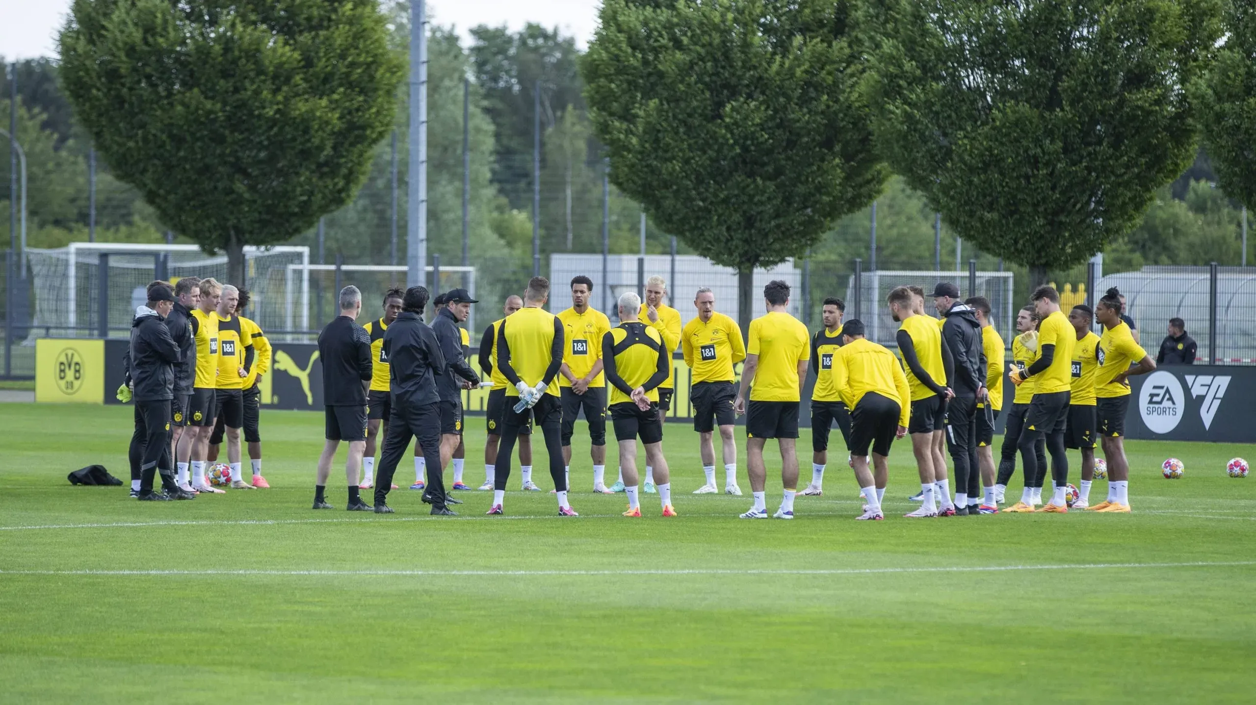 Edin Terzic en uno de los entrenamientos previos a la Final de la Champions League.