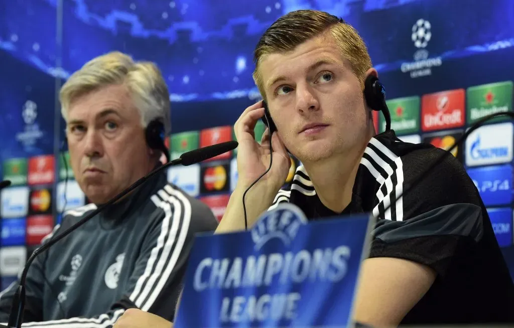 Carlo Ancelotti junto a Toni Kroos.