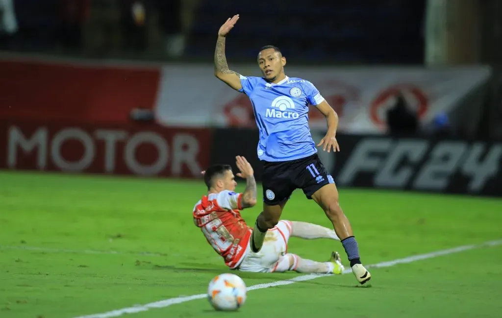 Bryan Reyna jugando contra Inter de Porto Alegre. (Foto: IMAGO).