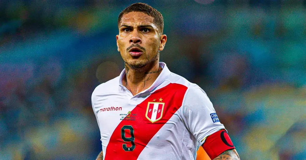 Paolo Guerrero jugando para Perú. (Foto: IMAGO)