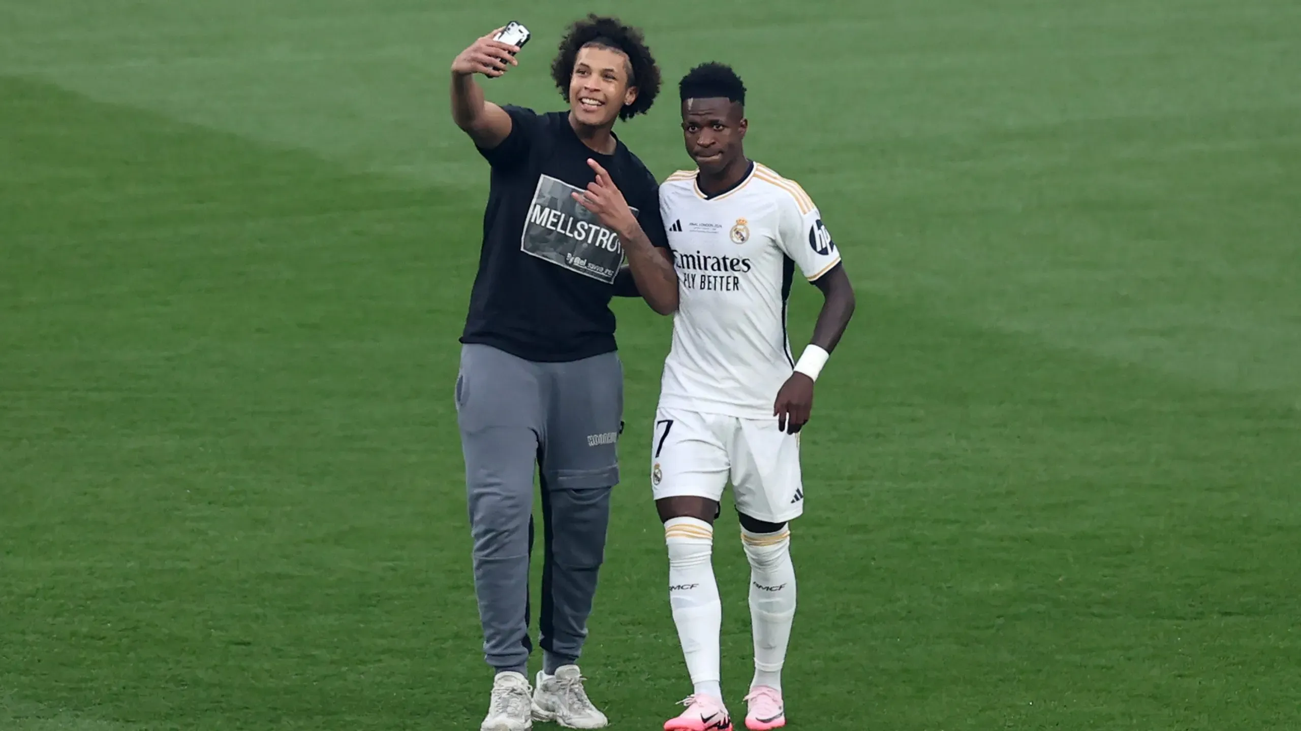 Uno de los espectadores que ingresó al campo de juego del Estadio de Wembley.