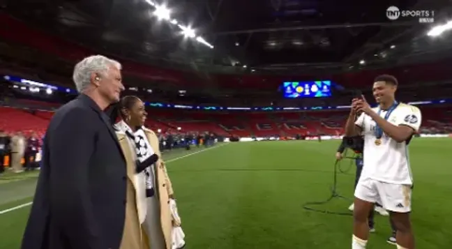 El momento en el que Jude Bellingham le sacó una foto a su madre junto a José Mourinho.