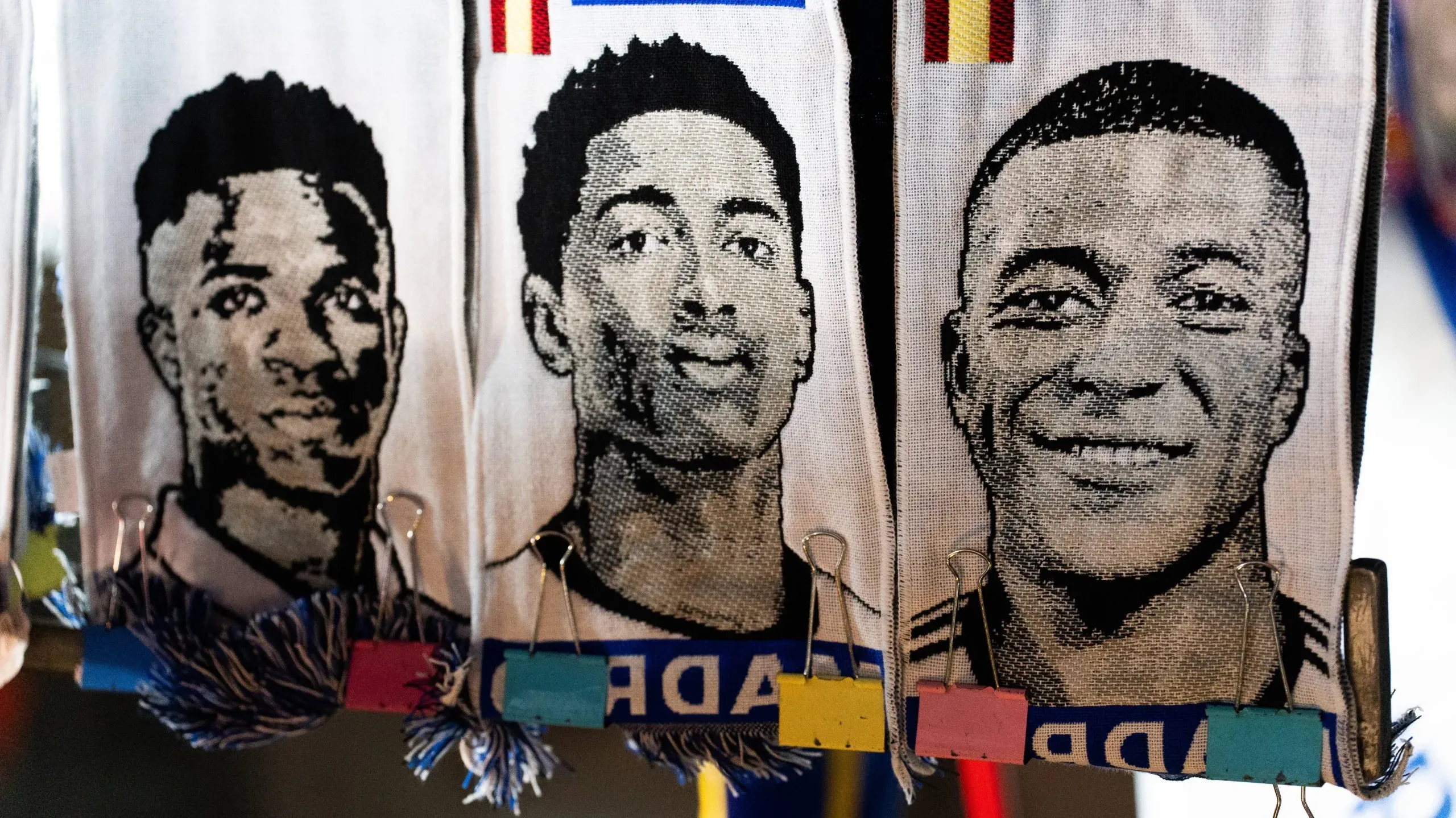 Desde hace meses, en las adyacencias del Estadio Santiago Bernabéu, se vende la bufanda de Kylian Mbappé con el escudo del Real Madrid.