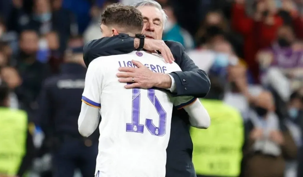 Una de las muchas muestras de cariño de Ancelotti con Valverde: IMAGO