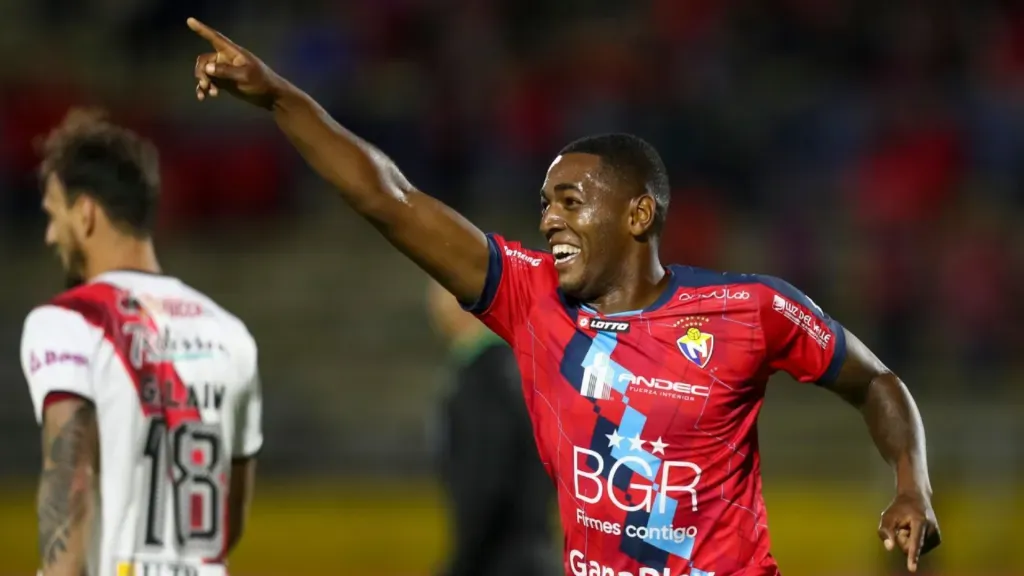 Madison Julio con la camiseta de El Nacional. Foto: El Nacional.